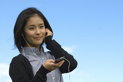 愛聴 ミュージック 洋楽 邦楽  音楽を聴く女性 m030381