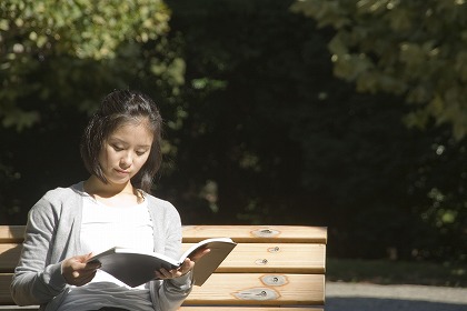 小説 味読 読書週間 文学作品 読書する女性 m030663