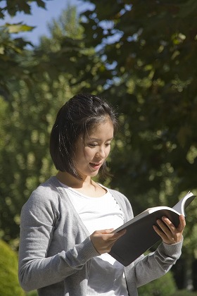 公園 読む 読みふける 愛読書 本を読む女性 m030695