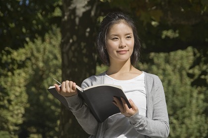 本を読む女性 愛読書 台本 読む 楽しい m030699