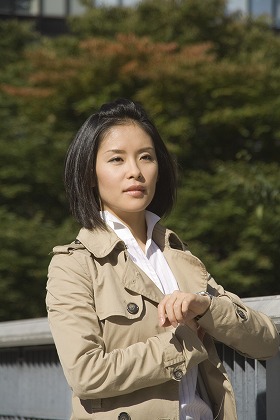 若い女性 おしゃれ 落着きのある 控えめな服装 m030776