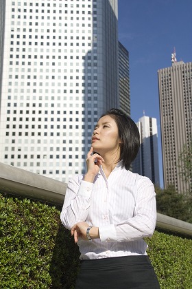 思案する 考えを巡らす 知恵を絞る 女性 m030831