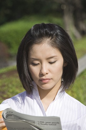 朝刊 国際記事 経済記事 新聞報道 働く女性 m030879