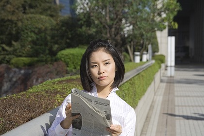 国際記事 経済記事 新聞報道 朝刊 働く女性 m030880