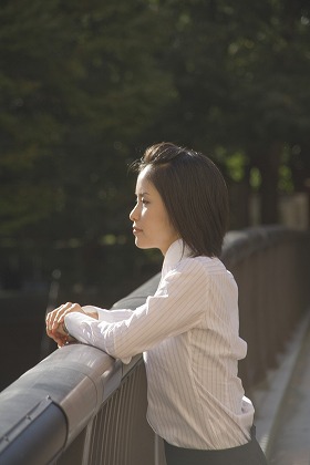都会 迷い 心配 悩み 働く女性 上京 苦労 m030898
