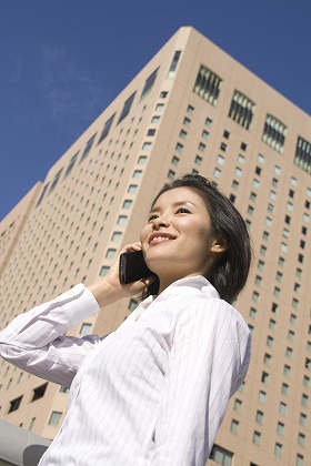 電話中 嬉しい顔 喜ぶ 若い 活躍する女性 m030919