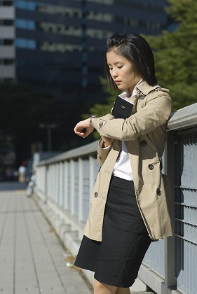 アポイントメント 手帳に控える 活躍する女性 m030929