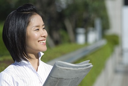 日本人女性 活字 若い 新聞を読む 目を通す m030985