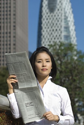 日本人女性 新聞を読む 目を通す 活字 若い m030987