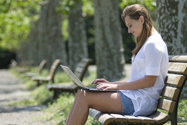 屋外でパソコンをする女性 モバイル 女子大生の無料人物モデル写真素材｜m010057